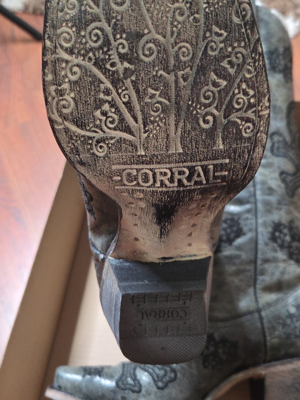Corral Boots Sequin Embroidered Skull Dark Grey Boots Size 8 NWB - Picture 6 of 9